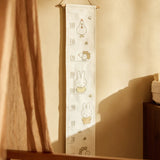 Toise murale bébé en coton Miffy Family Farm. Idéale pour suivre la croissance de l’enfant et décorer la chambre avec douceur.