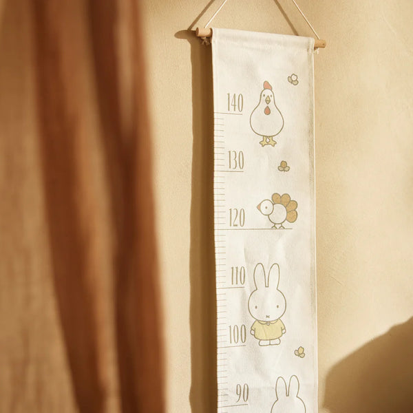 Toise murale bébé en coton Miffy Family Farm. Idéale pour suivre la croissance de l’enfant et décorer la chambre avec douceur.