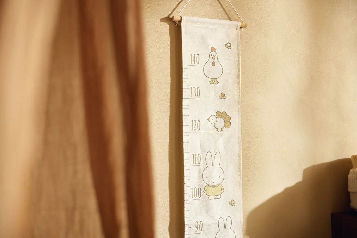 Toise murale bébé en coton Miffy Family Farm. Idéale pour suivre la croissance de l’enfant et décorer la chambre avec douceur.