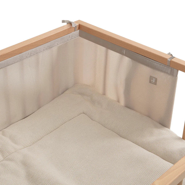 Tour de parc bébé en mesh respirant beige. Protège bébé des chocs tout en laissant circuler l’air. Idéal dès la naissance.