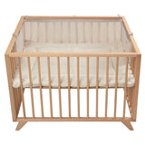 Tour de parc bébé en mesh respirant beige. Protège bébé des chocs tout en laissant circuler l’air. Idéal dès la naissance.