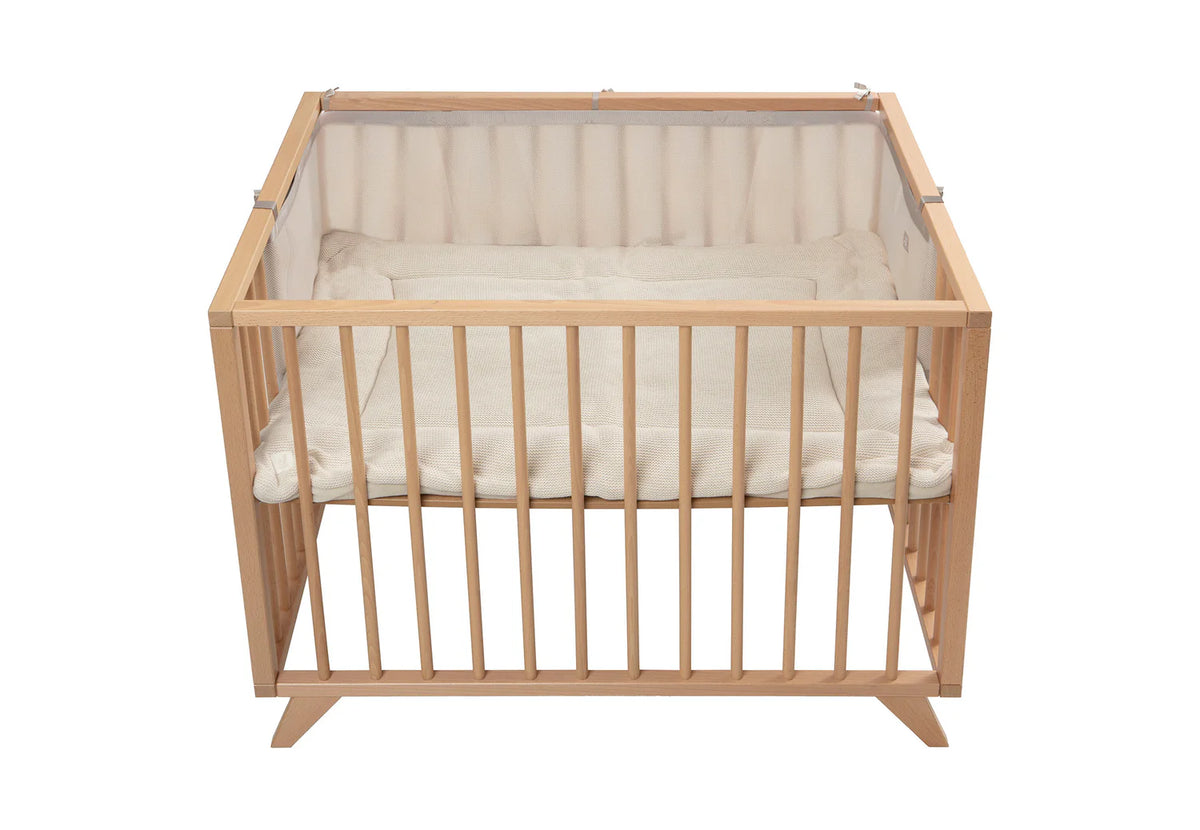 Tour de parc bébé en mesh respirant beige. Protège bébé des chocs tout en laissant circuler l’air. Idéal dès la naissance.