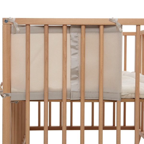 Tour de parc bébé en mesh respirant beige. Protège bébé des chocs tout en laissant circuler l’air. Idéal dès la naissance.