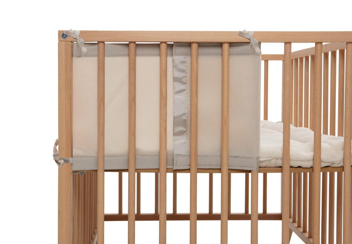 Tour de parc bébé en mesh respirant beige. Protège bébé des chocs tout en laissant circuler l’air. Idéal dès la naissance.