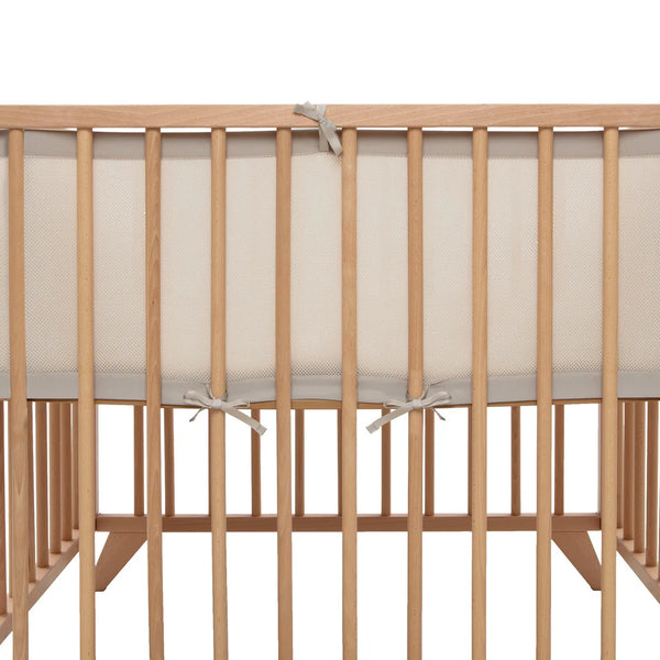 Tour de parc bébé en mesh respirant beige. Protège bébé des chocs tout en laissant circuler l’air. Idéal dès la naissance.