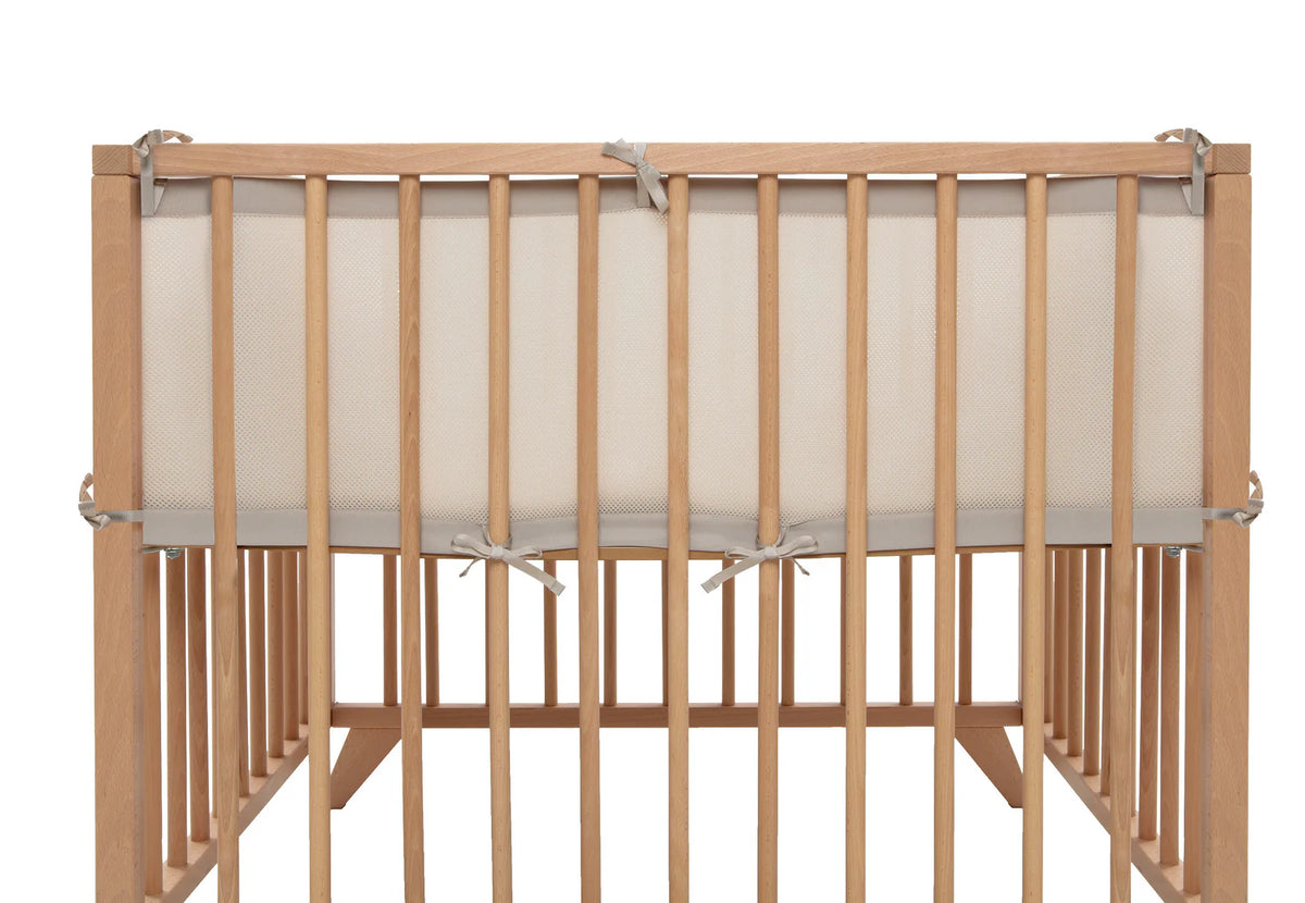 Tour de parc bébé en mesh respirant beige. Protège bébé des chocs tout en laissant circuler l’air. Idéal dès la naissance.