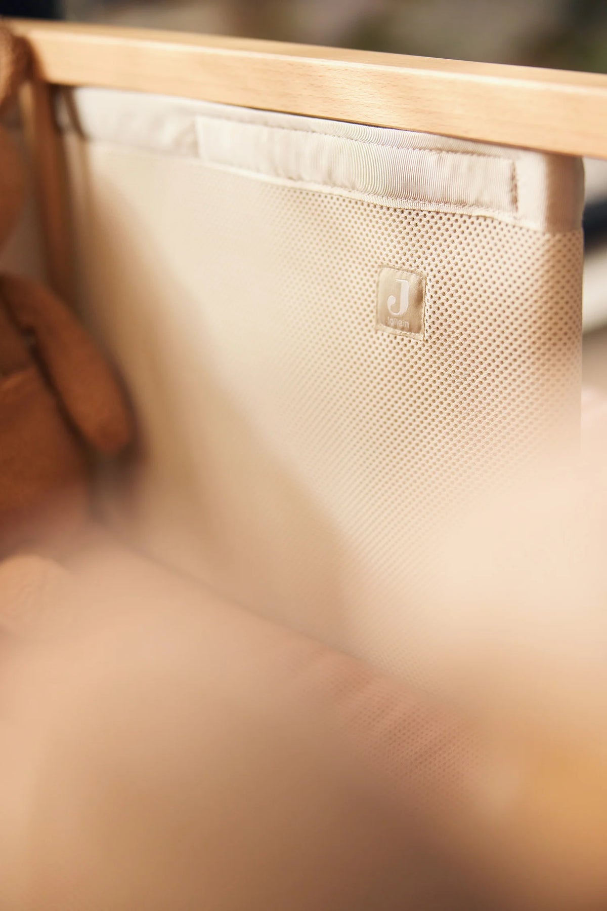 Tour de parc bébé en mesh respirant beige. Protège bébé des chocs tout en laissant circuler l’air. Idéal dès la naissance.