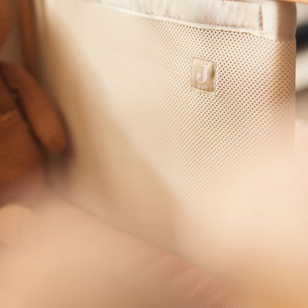 Tour de parc bébé en mesh respirant beige. Protège bébé des chocs tout en laissant circuler l’air. Idéal dès la naissance.