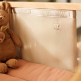 Tour de parc bébé en mesh respirant beige. Protège bébé des chocs tout en laissant circuler l’air. Idéal dès la naissance.