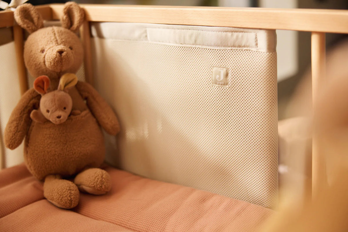 Tour de parc bébé en mesh respirant beige. Protège bébé des chocs tout en laissant circuler l’air. Idéal dès la naissance.