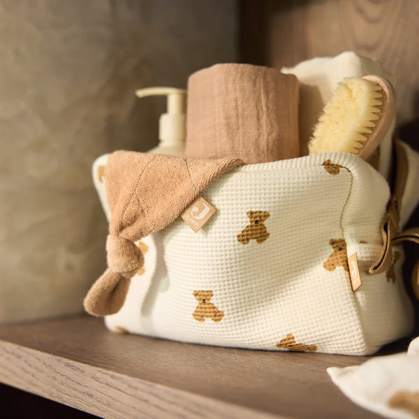 Découvrez la trousse de toilette bébé Mini Teddy Bear : pratique, compacte et polyvalente, idéale pour ranger les essentiels de bébé et maman lors des sorties et voyages.