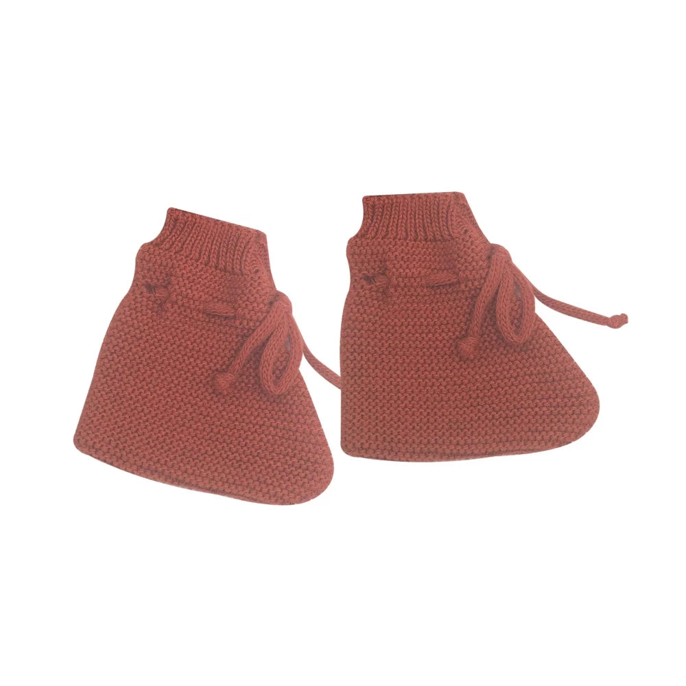 Ensemble trousseau de naissance 3 pièces terracotta (brassière, bonnet, chaussons). Doux, chaud et pratique, il est parfait pour la maternité. Fabrication européenne.
