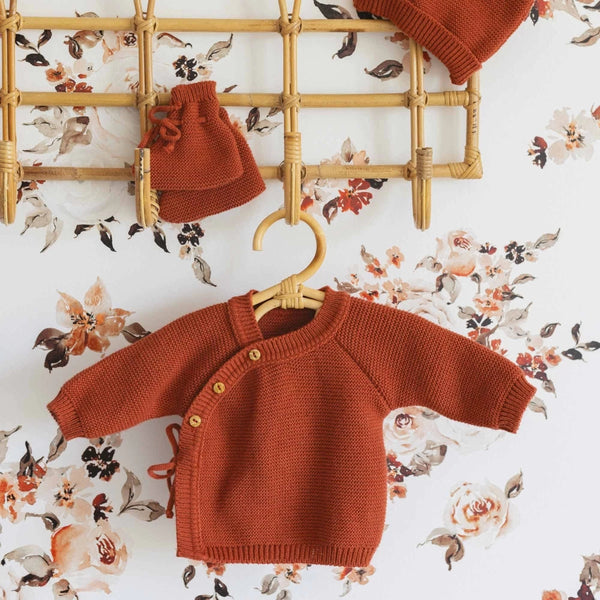 Ensemble trousseau de naissance 3 pièces terracotta (brassière, bonnet, chaussons). Doux, chaud et pratique, il est parfait pour la maternité. Fabrication européenne.