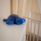 Veilleuse bébé Tranquil Turtle™ rechargeable : projections de vagues océaniques, bruits blancs, capteur de pleurs et minuterie. Idéale dès la naissance et parfaite comme cadeau de naissance.