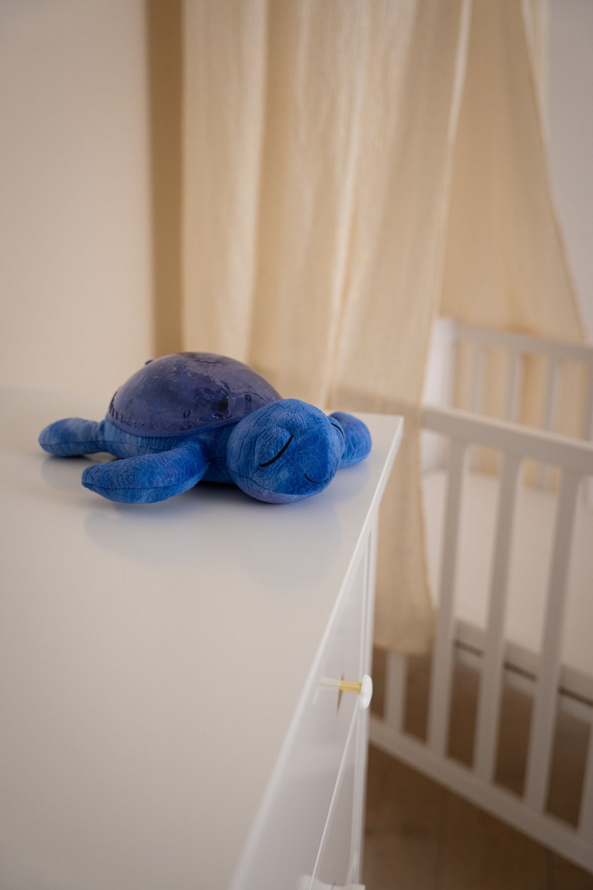 Veilleuse bébé Tranquil Turtle™ rechargeable : projections de vagues océaniques, bruits blancs, capteur de pleurs et minuterie. Idéale dès la naissance et parfaite comme cadeau de naissance.