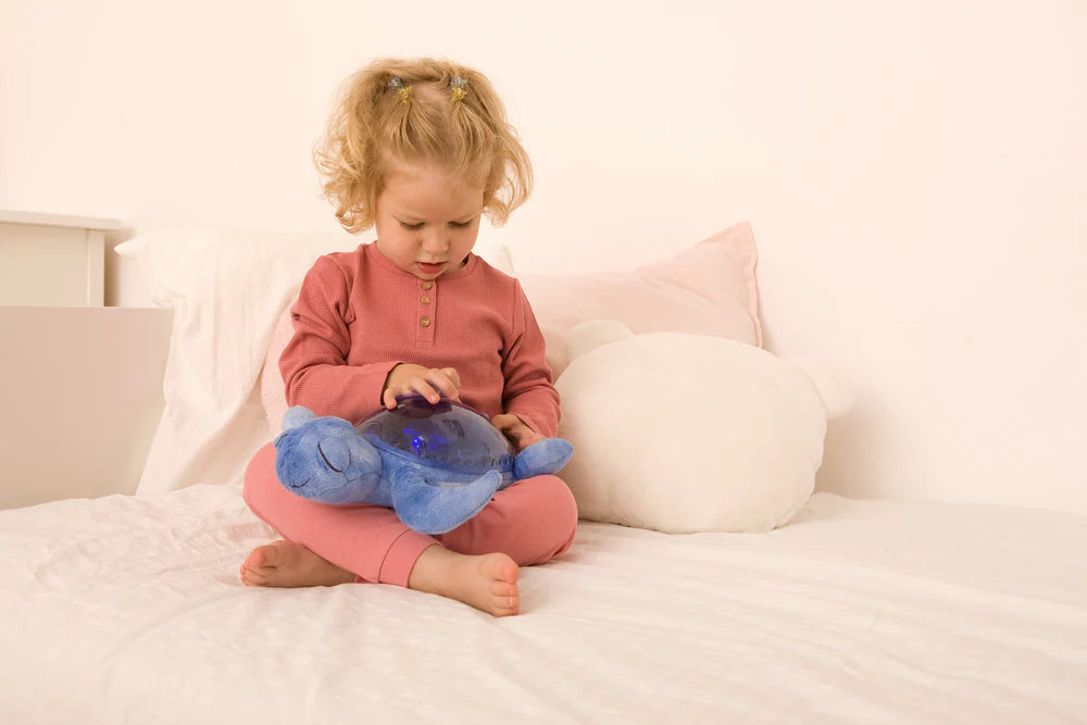 Veilleuse bébé Tranquil Turtle™ rechargeable : projections de vagues océaniques, bruits blancs, capteur de pleurs et minuterie. Idéale dès la naissance et parfaite comme cadeau de naissance.