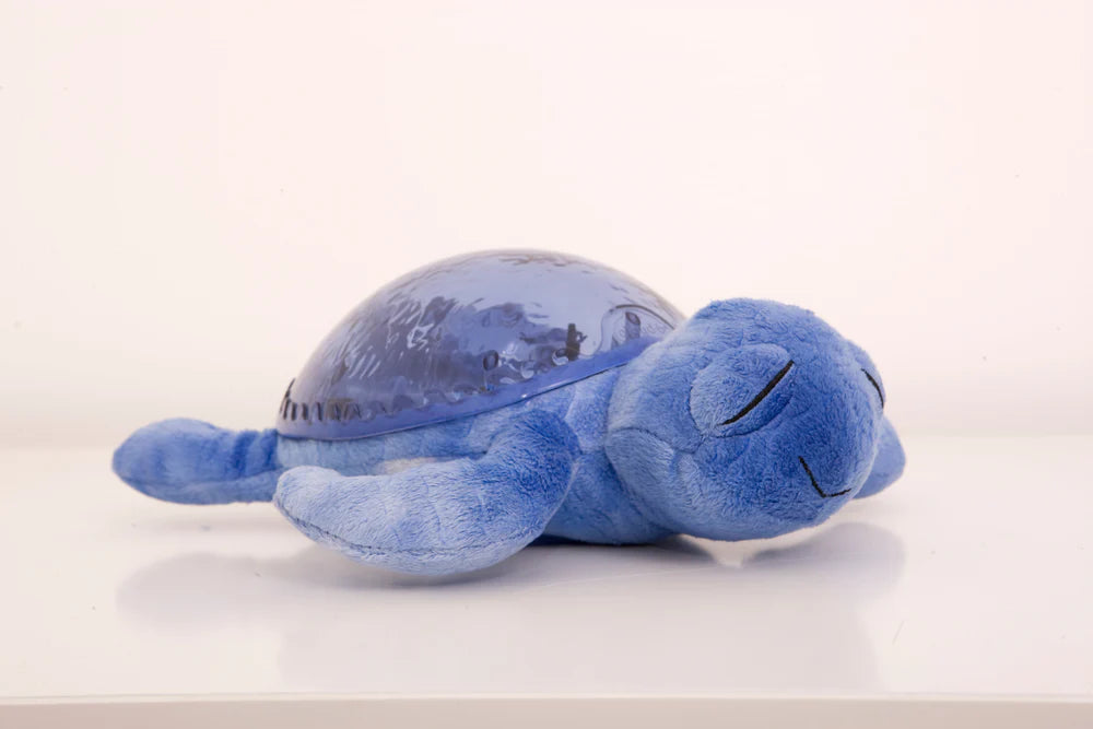 Veilleuse bébé Tranquil Turtle™ rechargeable : projections de vagues océaniques, bruits blancs, capteur de pleurs et minuterie. Idéale dès la naissance et parfaite comme cadeau de naissance.