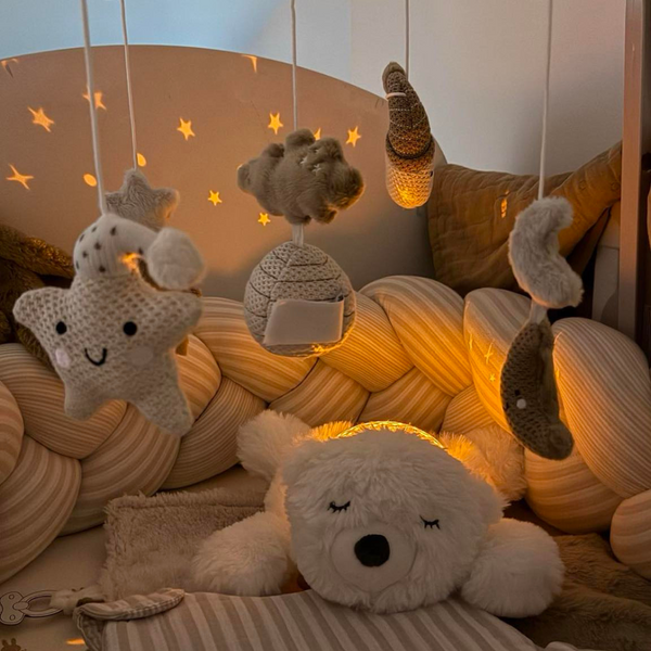Veilleuse peluche ours polaire avec projection d’étoiles et sons apaisants. Timer 20 min, lumière douce et câline pour endormir bébé facilement.