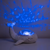 Veilleuse bébé Tranquil Whale™ blanche rechargeable : projections océaniques, bruits blancs, capteur de pleurs et minuterie. Idéale dès la naissance et parfaite en cadeau de naissance.