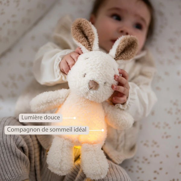Veilleuse peluche lapin Teddy beige, douce et rassurante. Lumière à deux intensités, rechargeable USB et housse lavable. Parfaite pour apaiser bébé la nuit.