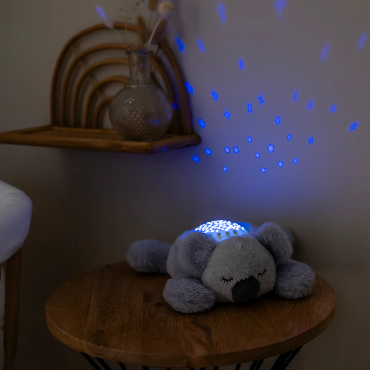 Veilleuse peluche pour bébé avec projection d’étoiles et sons relaxants. Timer 20 min, lumière douce et câline pour un sommeil paisible.