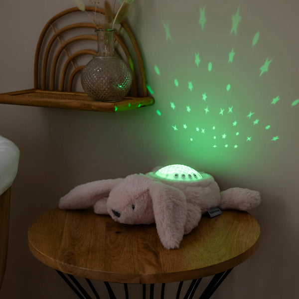 Veilleuse peluche bébé avec projection d’étoiles et sons apaisants. Lumière douce, timer 20 min, parfait pour endormir bébé en toute sécurité. Petit coeur salé