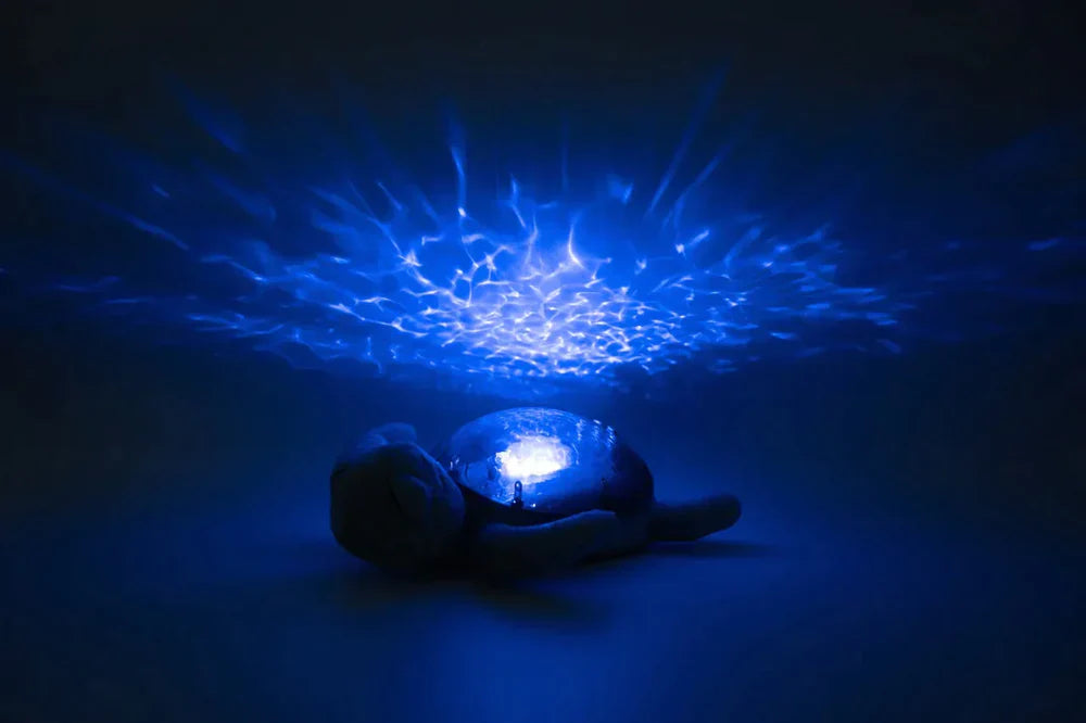 Veilleuse bébé Tranquil Turtle™ rechargeable : projections de vagues océaniques, bruits blancs, capteur de pleurs et minuterie. Idéale dès la naissance et parfaite comme cadeau de naissance.