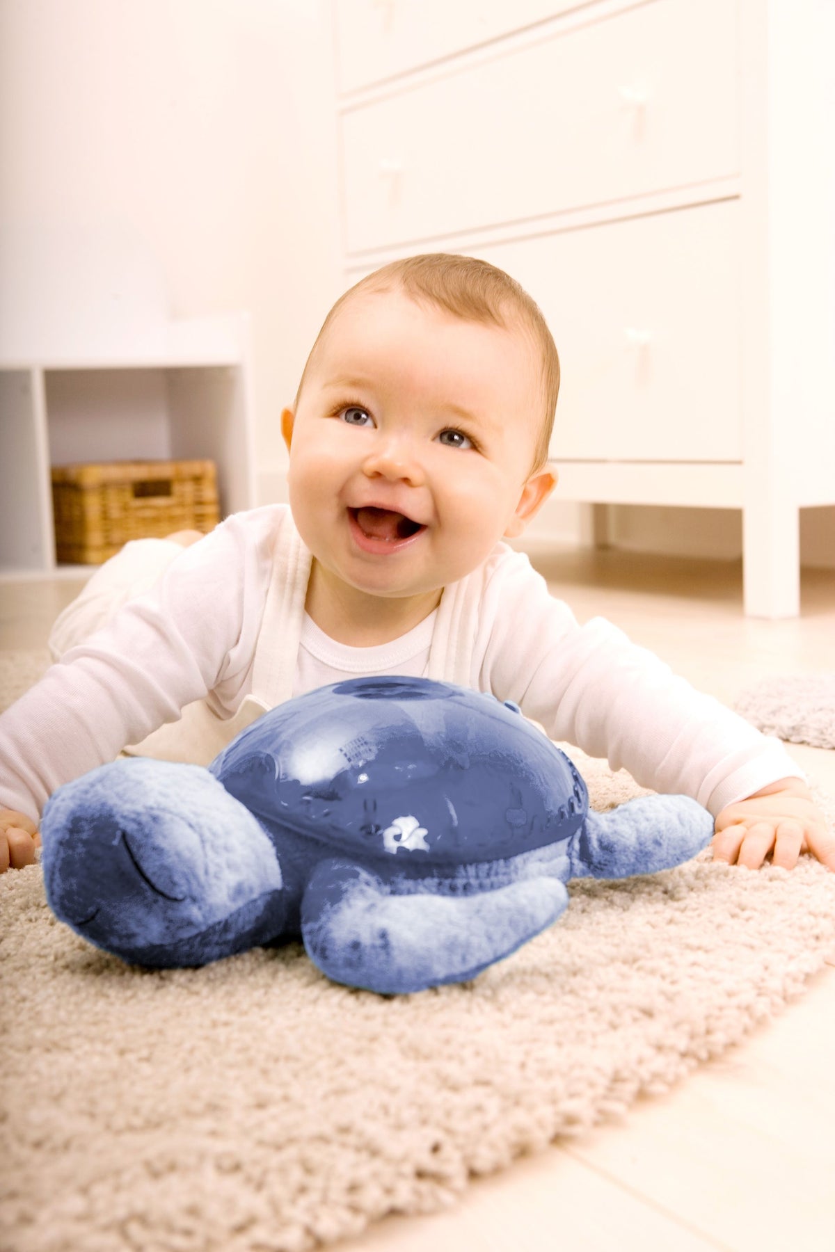 Veilleuse bébé Tranquil Turtle™ rechargeable : projections de vagues océaniques, bruits blancs, capteur de pleurs et minuterie. Idéale dès la naissance et parfaite comme cadeau de naissance.