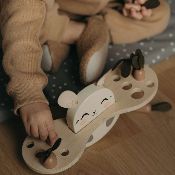 Offrez à votre enfant l’Échelle de Lapin 🐇, un puzzle en bois Montessori sûr et éducatif pour développer motricité, équilibre et créativité dès 3 ans.